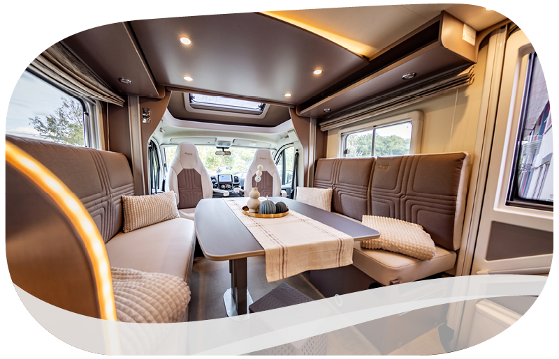 Helle Sitz- und Essgruppe mit Blick auf das Fahrerhaus